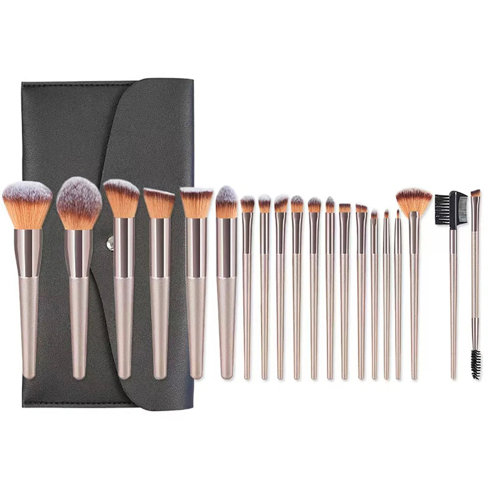 Un juego de doce brochas de maquillaje profesionales con mangos de madera y metal, exhibidas en un estuche gris oscuro.