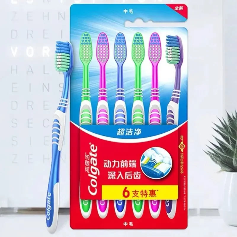 Emballage bleu et blanc pour un pack de 6 de brosses à dents Colgate familiale avec poignées roses, vertes et violettes.