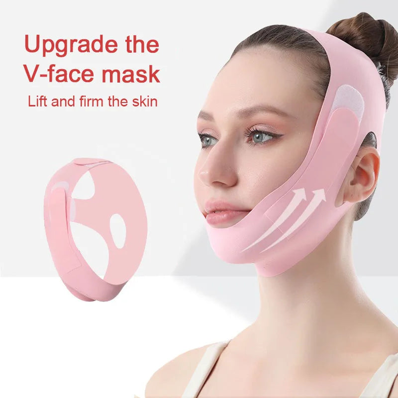 Eine Frau trägt eine pinke V-Maske auf, die die Haut strafft und hebt.