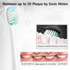 Cepillo eléctrico blanco con múltiples cabezales demostrando limpieza ultrasónica de suciedad dental.