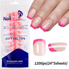 Une main présente des ongles press-on roses brillants, avec l'emballage pour les pointes en gel souple.