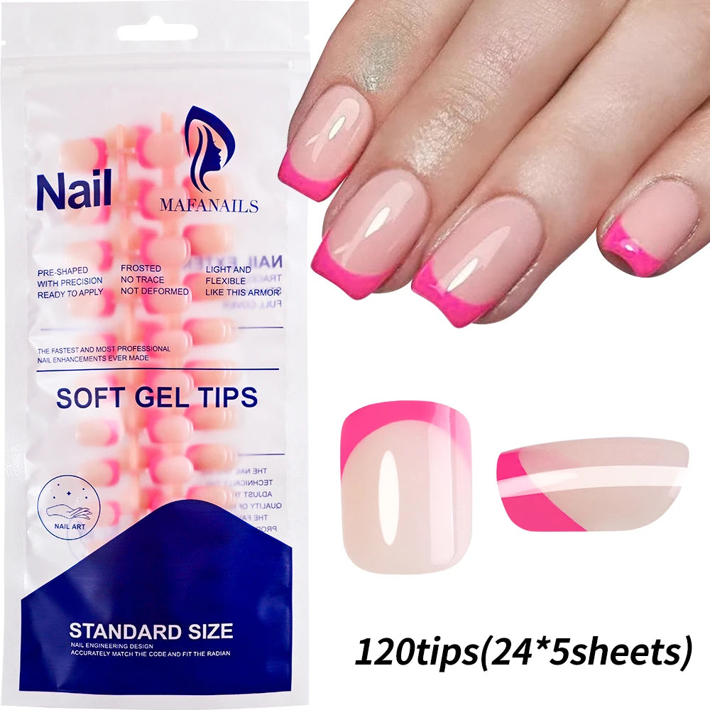 Une main présente des ongles press-on roses brillants, avec l'emballage pour les pointes en gel souple.