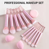 Un set profesional de maquillaje con diversas brochas y esponjas de color rosa y nude.