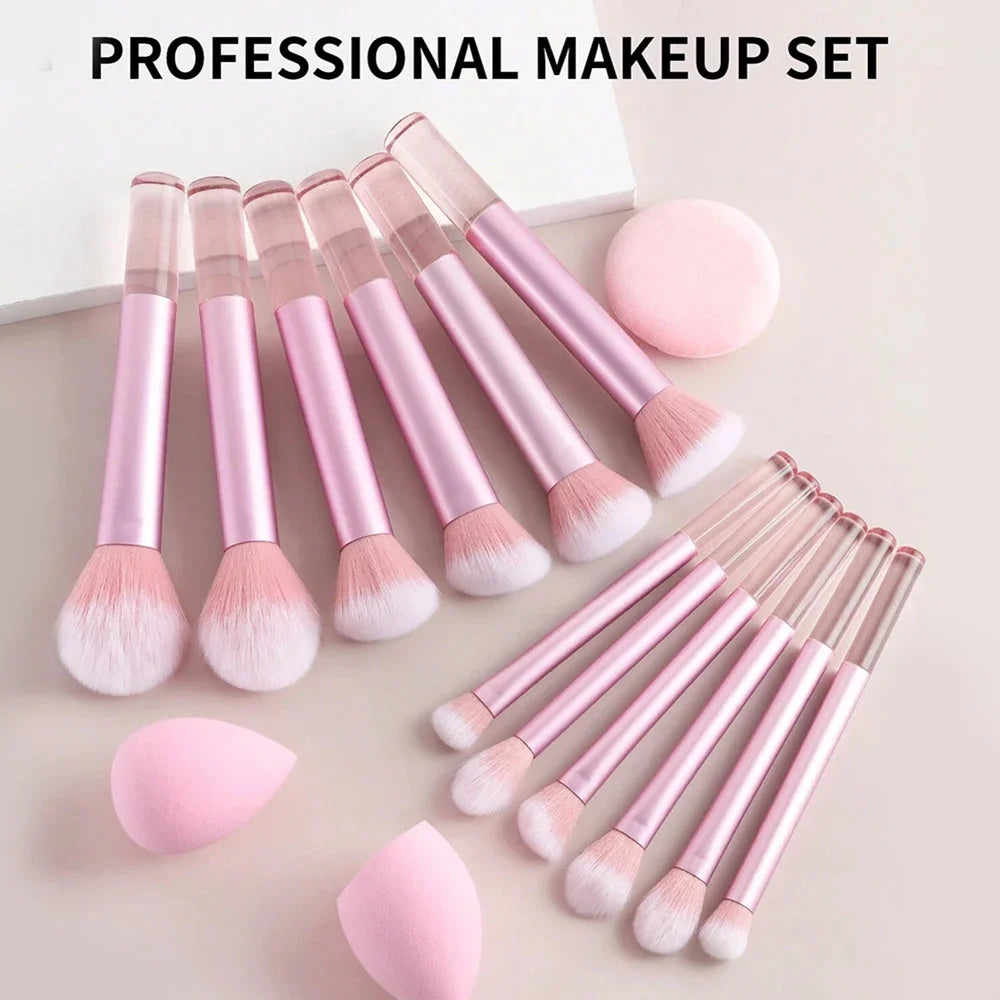 Un set profesional de maquillaje con diversas brochas y esponjas de color rosa y nude.
