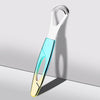 Raspador de lengua de acero inoxidable con mango azul claro y marco de metal plateado.