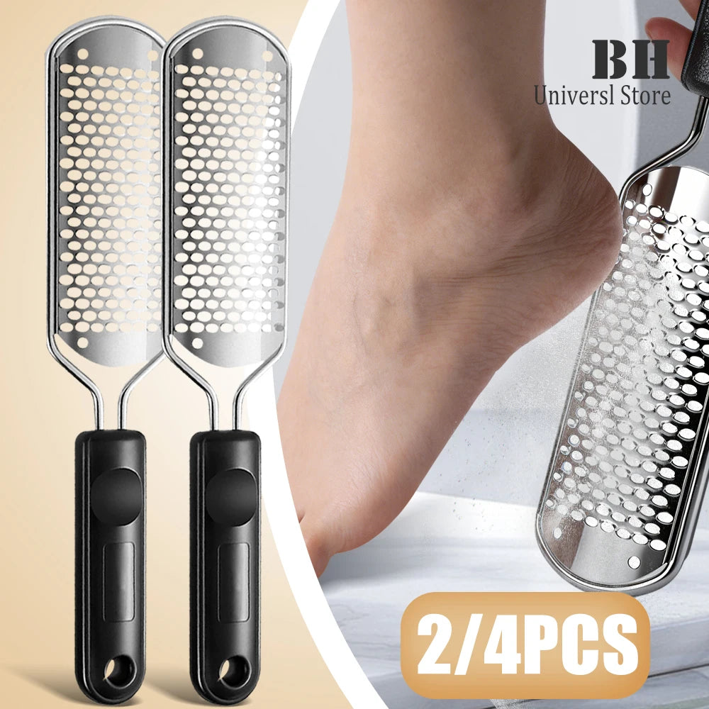 Un ensemble de quatre lime à pieds en acier inoxydable à côté d'un pied humain.