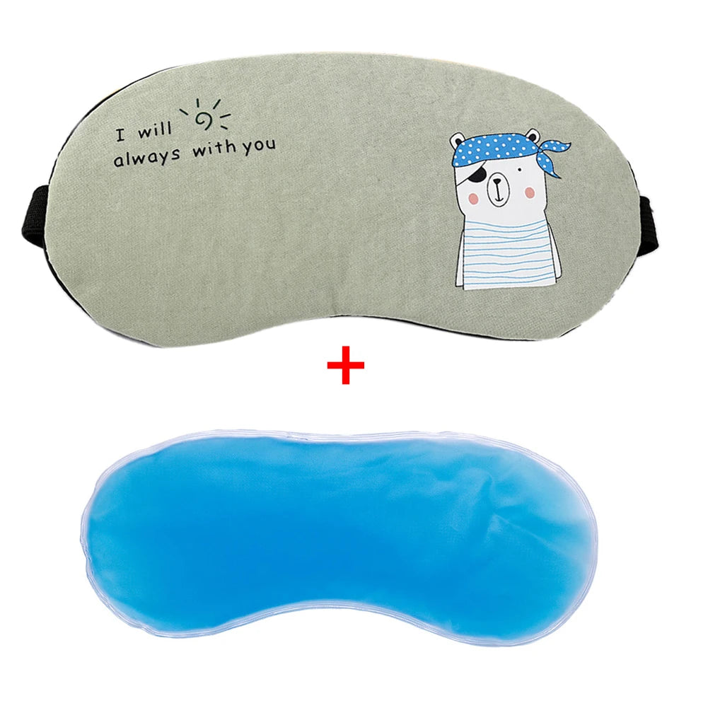 Un masque de sommeil vert clair avec texte et un motif d'ours, à côté d'un sac de glace bleu.