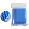 Un emballage plastique transparent contenant une grande quantité de cotons-tiges bleus de précision pour extensions de cils.