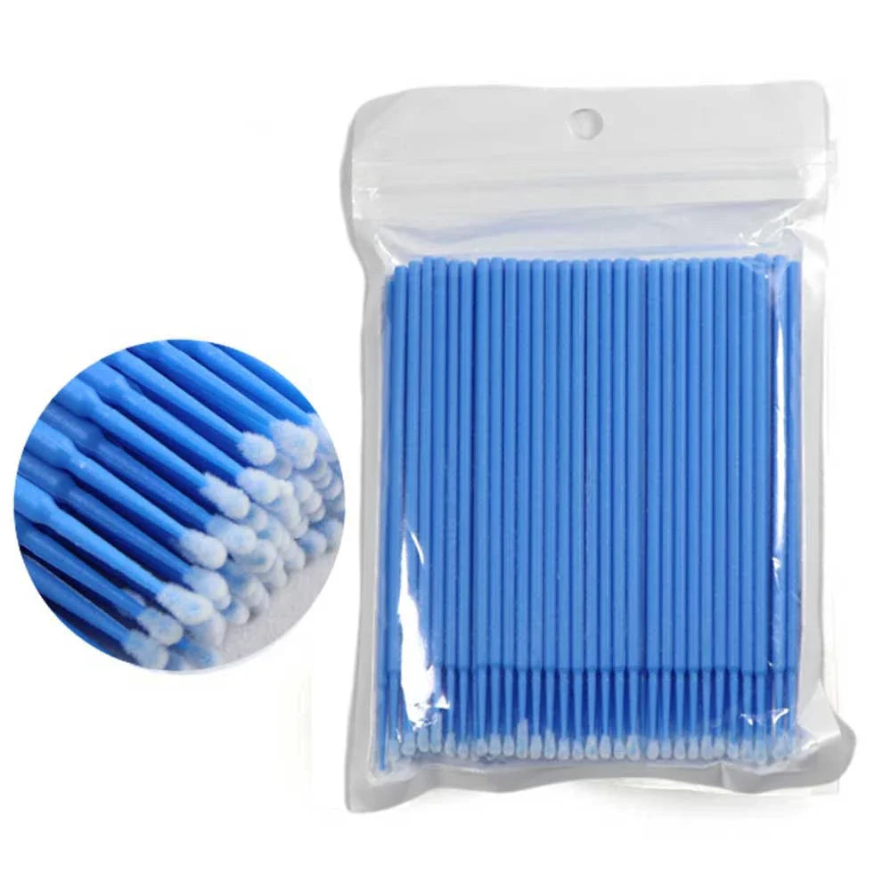 Un emballage plastique transparent contenant une grande quantité de cotons-tiges bleus de précision pour extensions de cils.