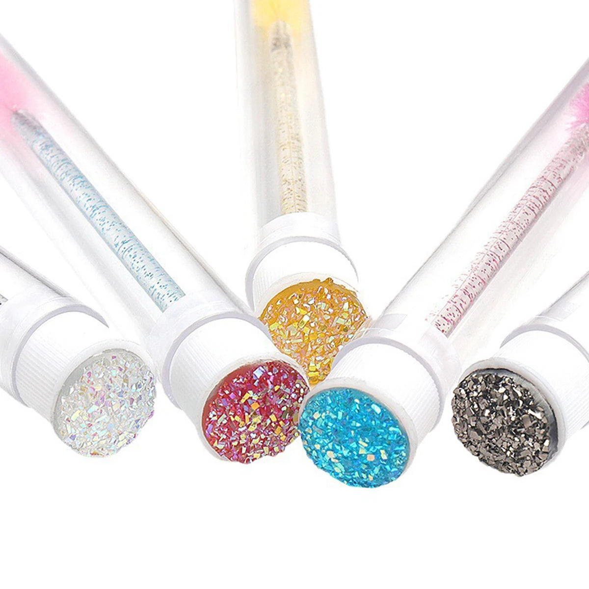 Un set de brochas reutilizables para pestañas con varios colores de purpurina y pigmento en tubos.