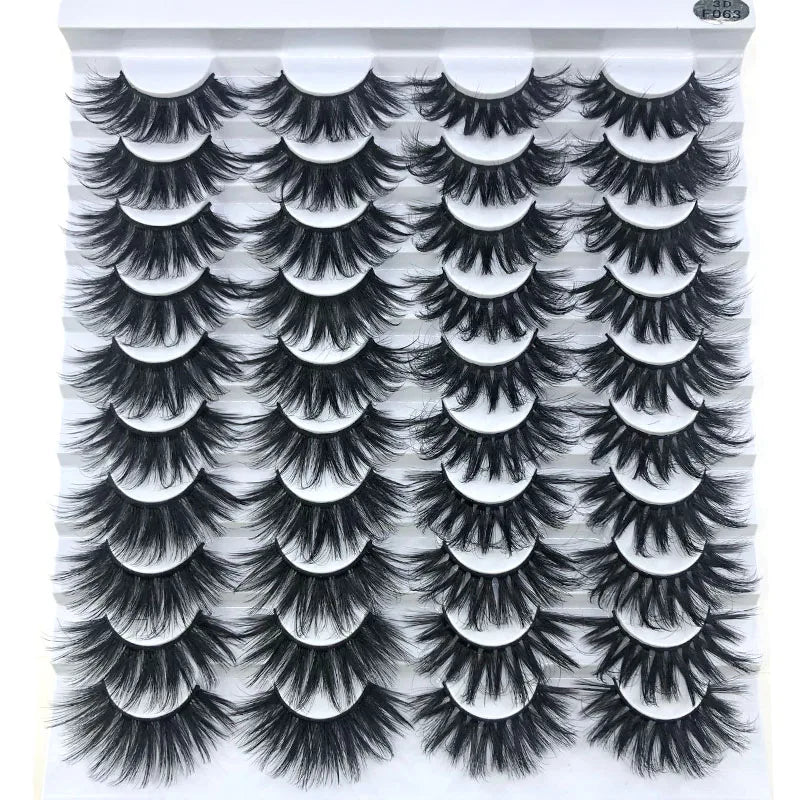 Un mèche de faux cils de renard noir en 3D à vendre.