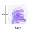 Un récipient en silicone transparent contenant plusieurs tampons pour recourbe-cils violets.