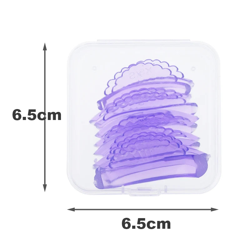 Un récipient en silicone transparent contenant plusieurs tampons pour recourbe-cils violets.