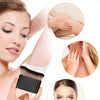 Une femme utilise un set de pinceaux de maquillage polyvalents rose gold, avec des gros plans sur le pinceau et l'application