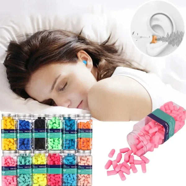Collection de bouchons d'oreille roses et une femme dormant avec un bouchon d'oreille, vue en gros plan.