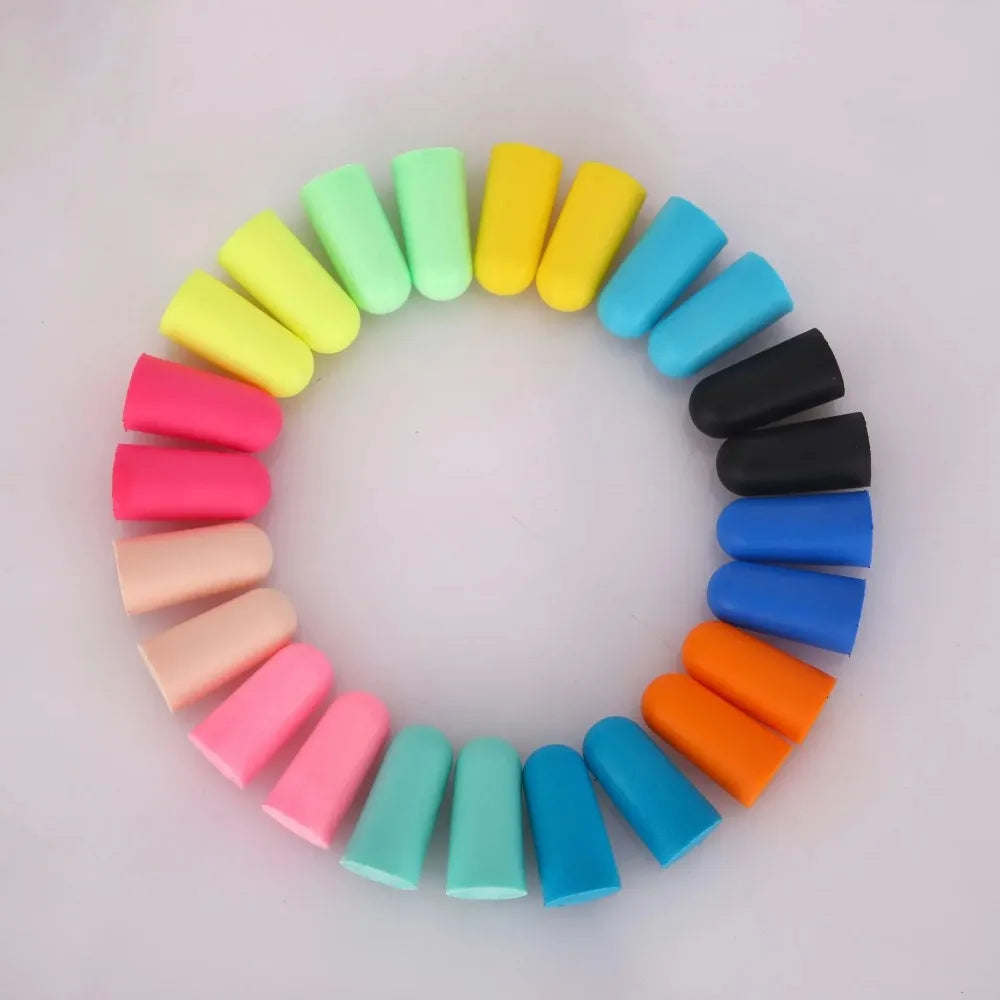Disposition circulaire de bouchons d'oreille colorés en vert, jaune, rose et bleu.