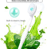 Une brosse à dents blanche avec des billes nettoyantes intégrées et des feuilles de menthe fraîche faisant disparaître la hal