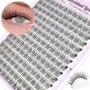 Gros plan d'un kit de faux cils DIY montrant divers styles et extensions de cils sur fond rose.