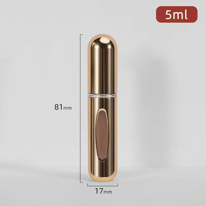 Flacon de parfum cylindrique doré avec bouchon argenté et liquide brun.
