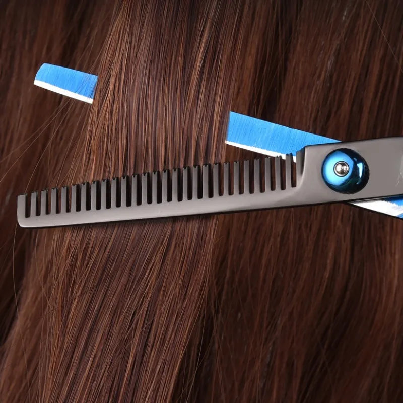 Tijeras profesionales de acero inoxidable para cortar cabello con hojas azules, mostradas contra cabello castaño oscuro.