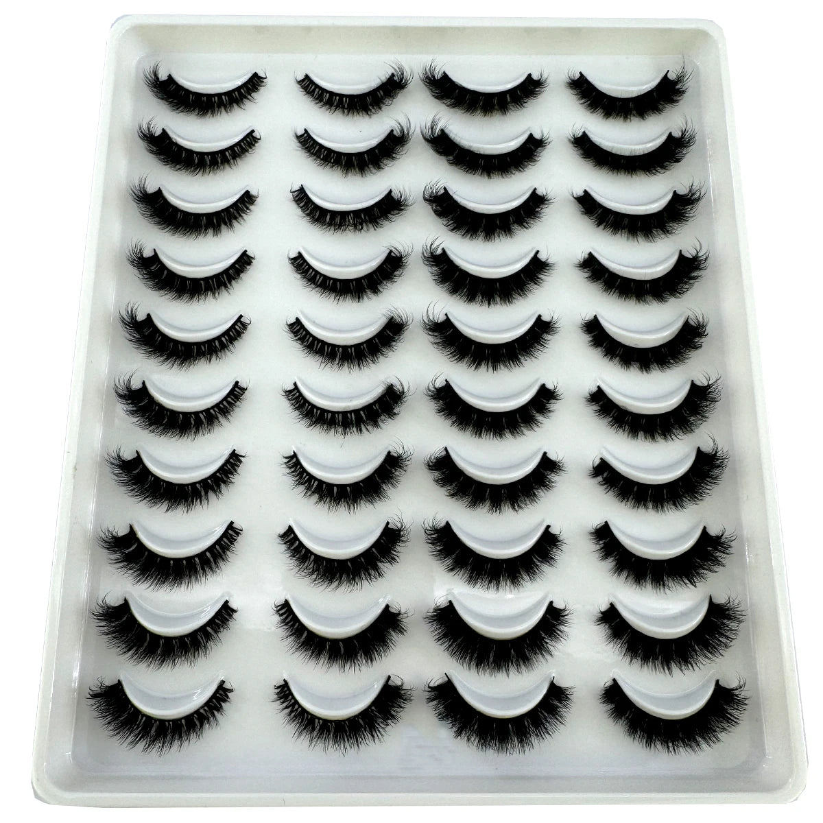 Plateau en plastique contenant un jeu de faux cils de renard noir naturels.