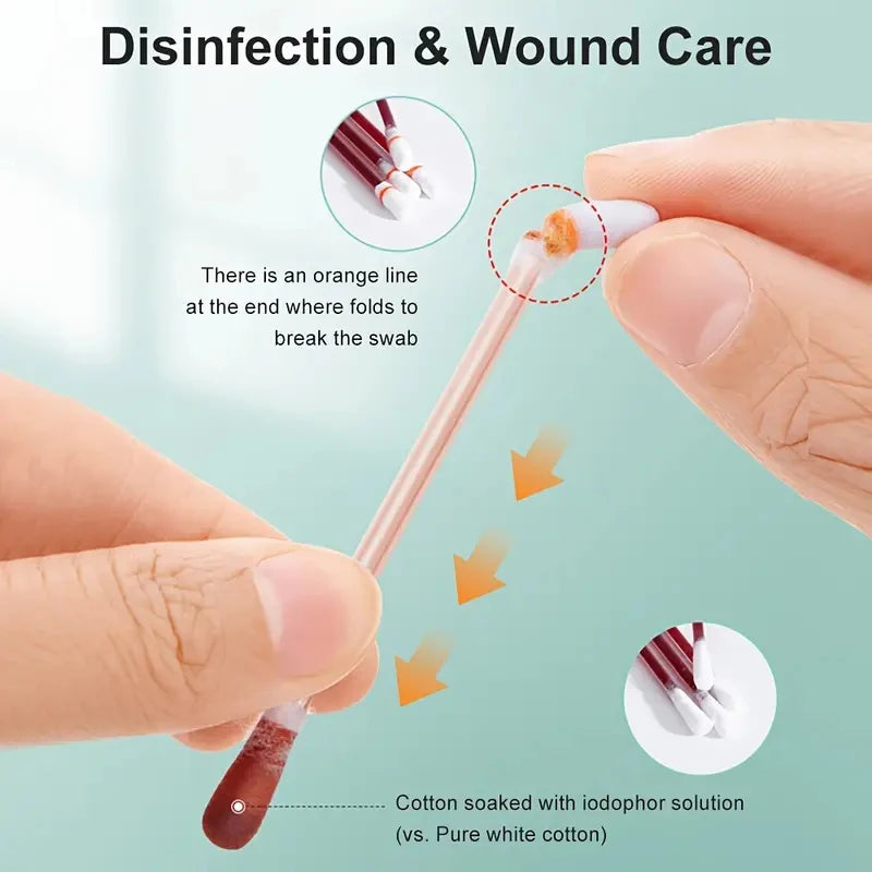 Une main utilise un coton-tige d'iode de qualité médicale pour désinfecter et soigner une plaie.