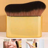 Un set de pinceaux de maquillage rose or avec poils noirs et dorés, montré avec des exemples d'utilisation sur le visage et l