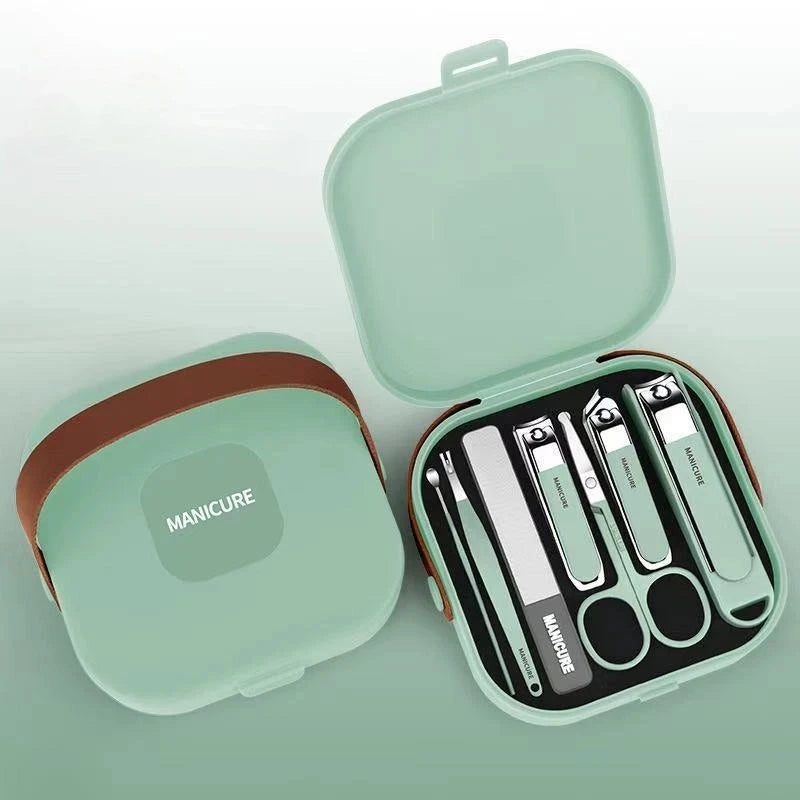 Kit de manucure vert clair avec couvercle articulé contenant des ciseaux et des coupe-cuticules en acier inoxydable.
