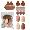 Un ensemble de tampons de maquillage et d'éponges en différentes nuances de nude et terre cuite.
