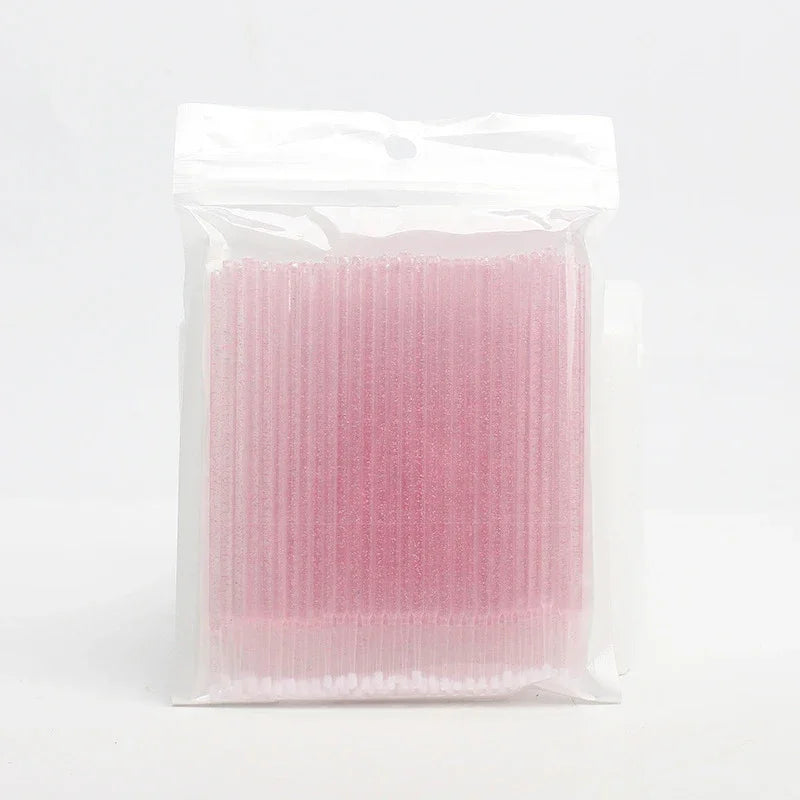 Sacs en plastique transparents contenant des pinceaux micro en cristal roses pour extensions et détails