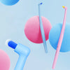 Brosses interdentaires roses et bleues avec poils, présentées sur un fond bleu clair.