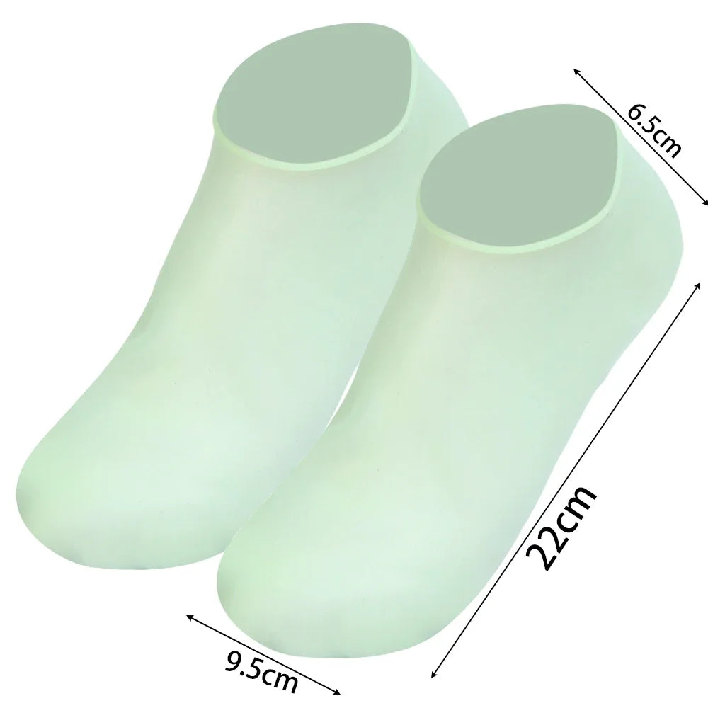 Ein Paar hellgrüner Silikon-Fußsocken, oben gezeigt, mit Maßen von 22 cm Länge und 9,5 cm Breite