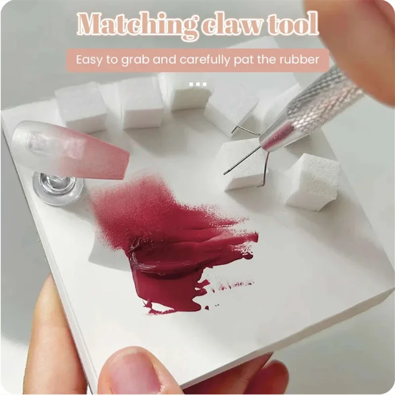 Une main utilise un outil à pince assorti pour appliquer délicatement du vernis rouge sur une surface blanche pour un effet d