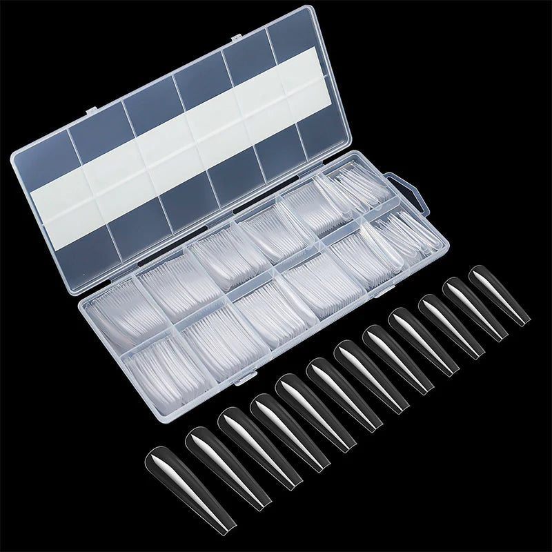 Boîte de rangement pour pointes de ongles en acrylique clair avec plusieurs pointes en forme de C alignées en rangées.