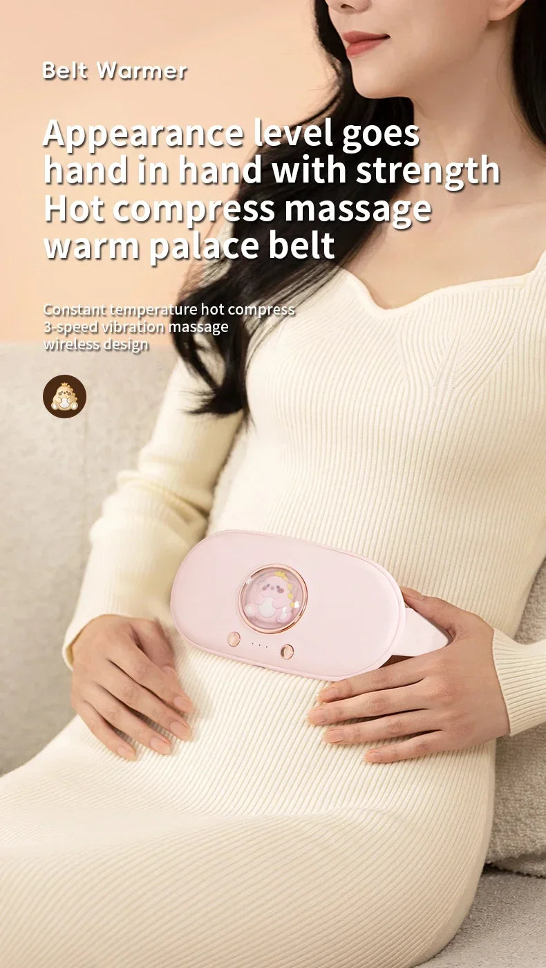 Eine Frau trägt ein pinkes Belt-Wärmegerät für Heißkompressenmassage auf ihrem Bauch.