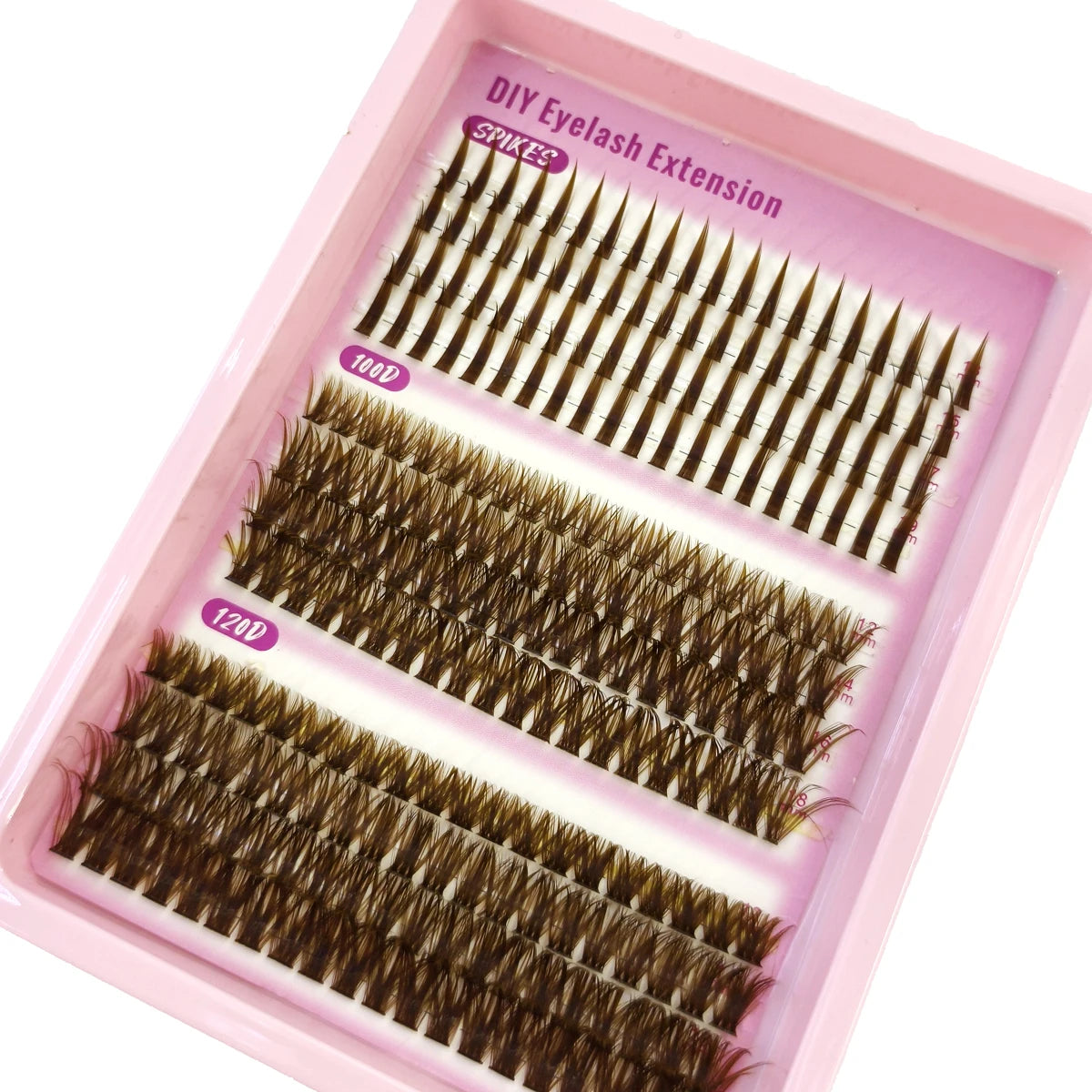Une boîte rose contenant diverses extensions de faux cils naturels et fins de différentes longueurs et couleurs.
