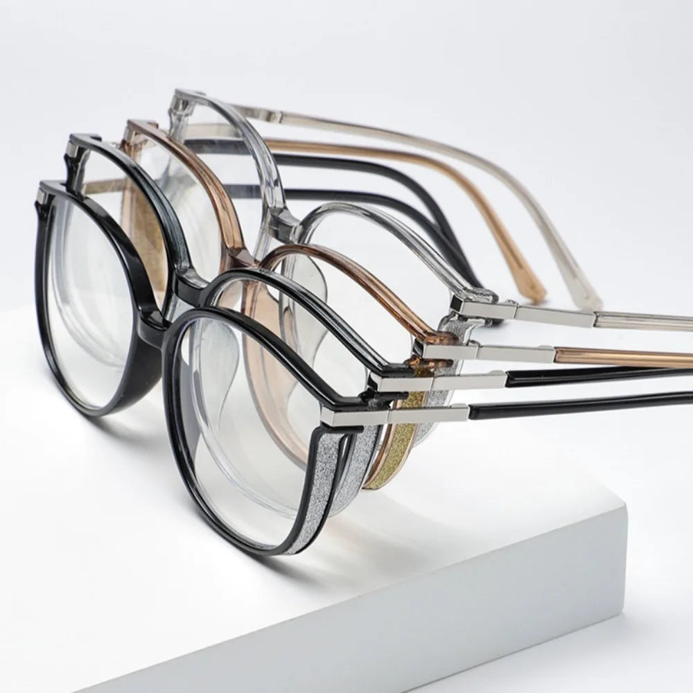 Un ensemble de lunettes de lecture style œil de chat de luxe avec diverses montures en métal et acétate, présentées sur une s
