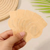 Una mano sostiene varias parches de hongos en las uñas resistentes al agua de tono beige para reparar uñas de los pies.