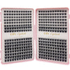 Une paire de plateaux en plastique rose contenant des lots de cils à clusters individuels.