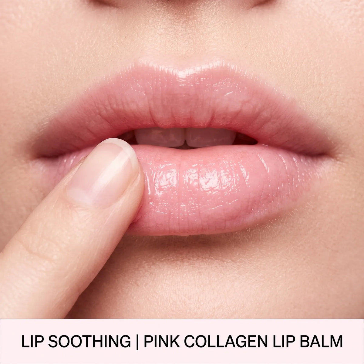 Nahaufnahme von rosa Kollagen-Lippenbalsam, der auf zarte Haut aufgetragen wird.