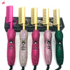 Un set de cinq fers à boucler en céramique rose et or avec détails en strass pour lisser les cheveux.