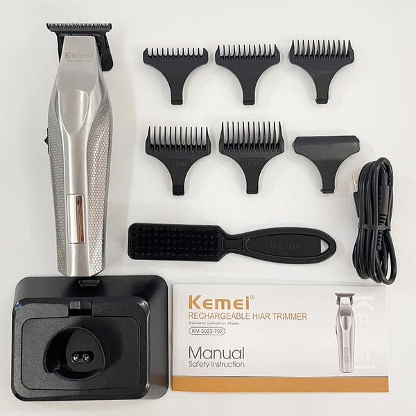 Un ensemble de tondeuses à cheveux rechargeables Kemei, avec divers sabot et une base de charge, sur fond blanc.