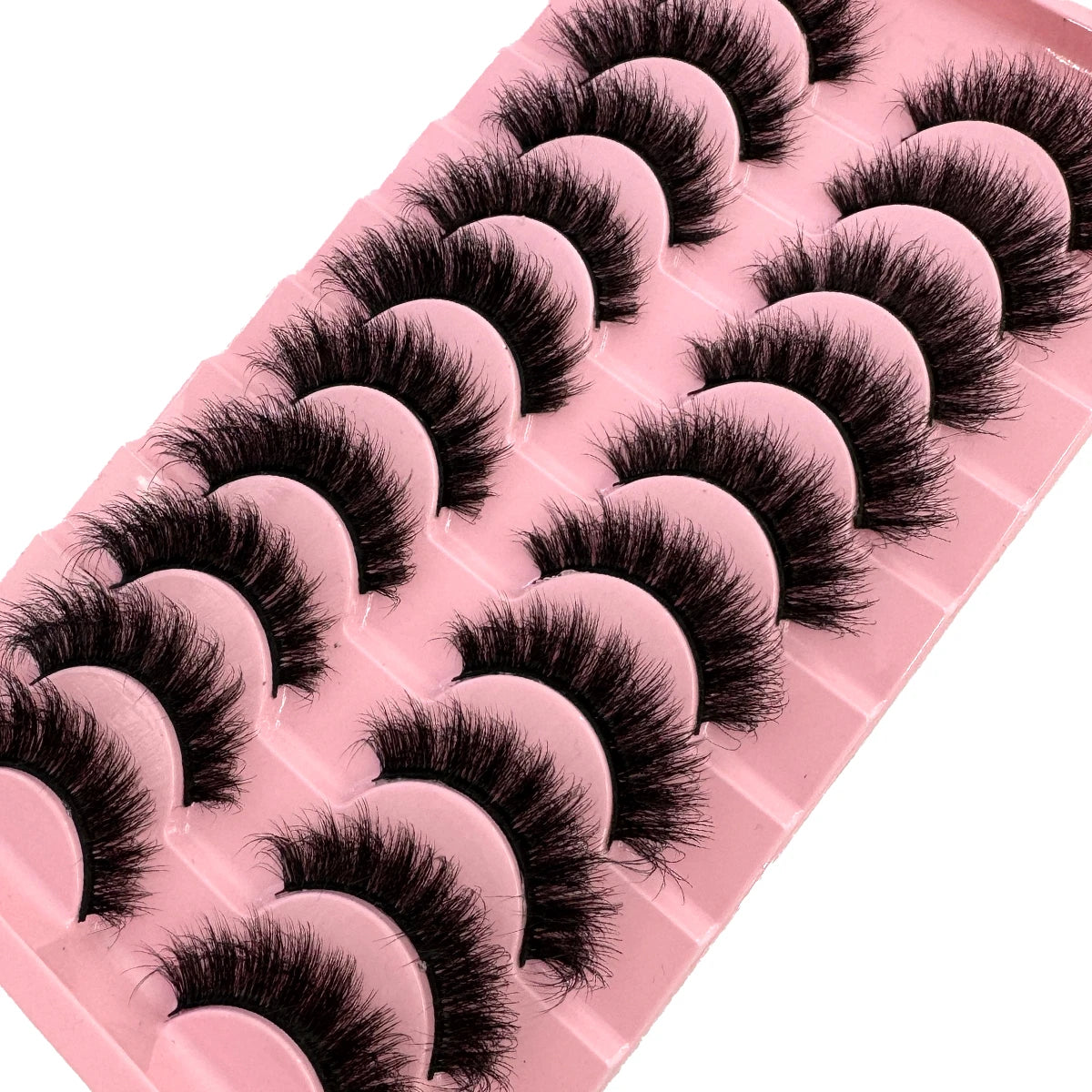 Un plateau en plastique rose rempli d'un ensemble de faux cils de renard noirs.