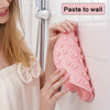 Eine Person trägt eine rosa Schaum-Peel- und Peeling-Maske auf die weiße Wand.