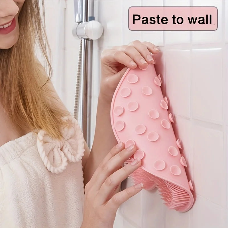Eine Person trägt eine rosa Schaum-Peel- und Peeling-Maske auf die weiße Wand.