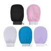 Un juego de cuatro guantes exfoliantes para el cuerpo en negro, rosa, blanco y morado.