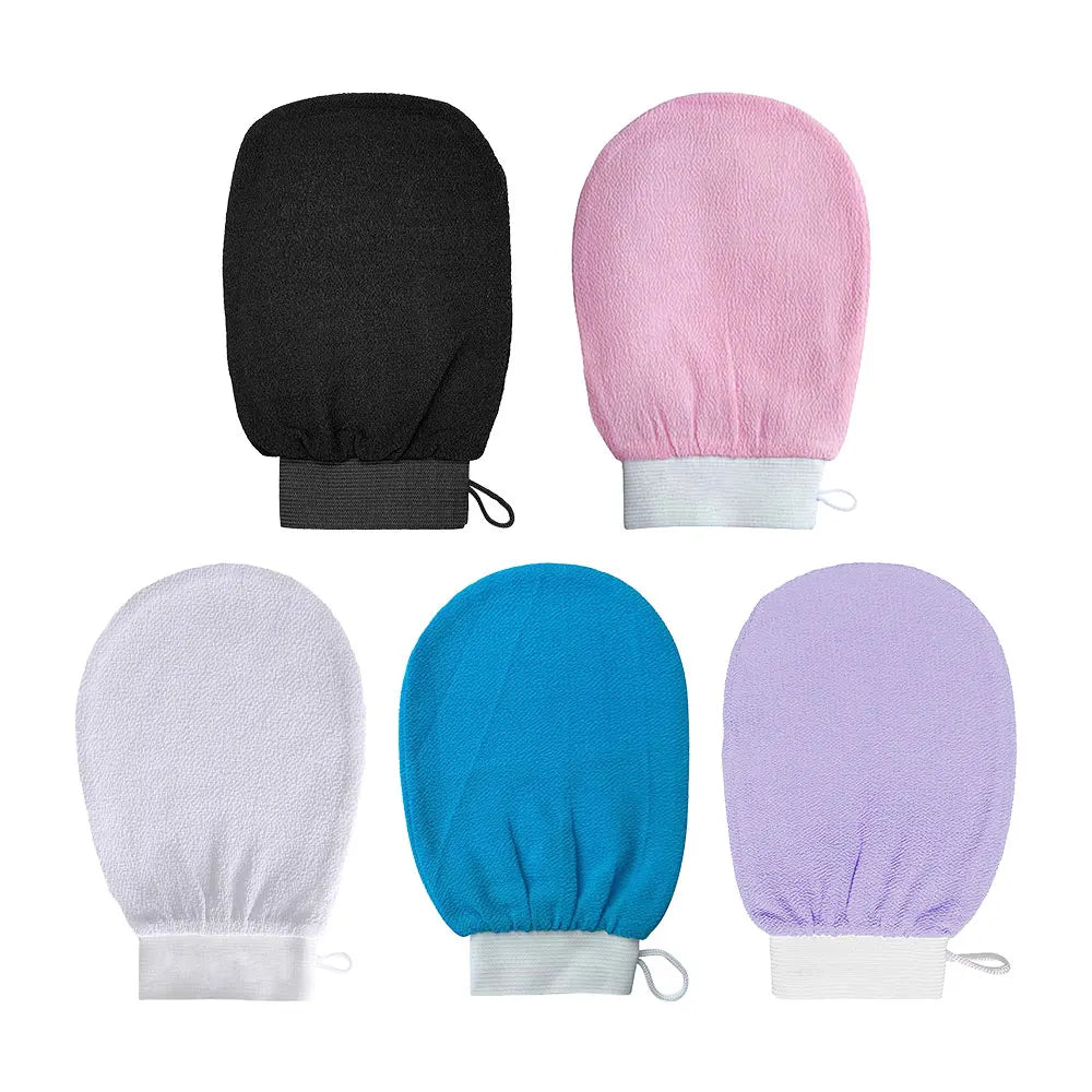 Un juego de cuatro guantes exfoliantes para el cuerpo en negro, rosa, blanco y morado.