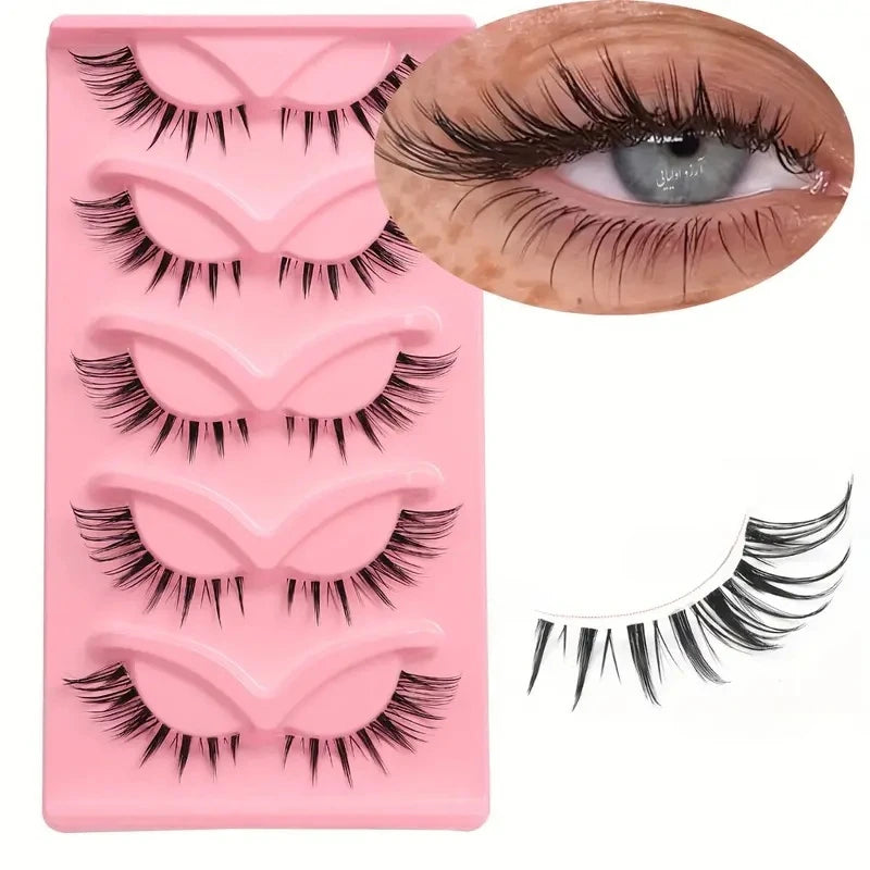 Un ensemble de faux cils D roses en plastique et un œil montrant leur application.