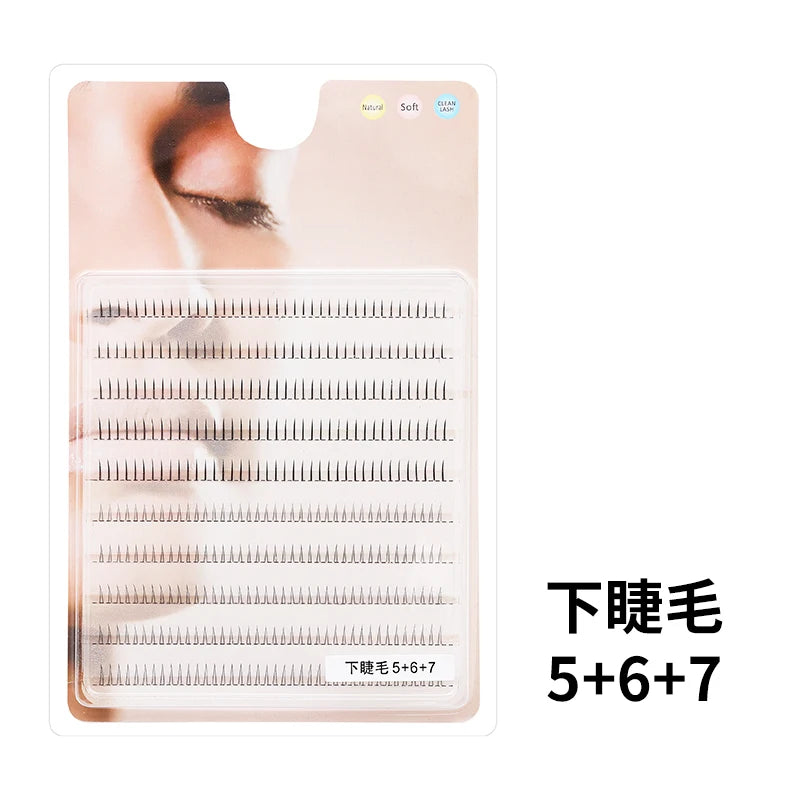 Un paquet de extensions de cils avec motif en grille et options pour des looks naturels, doux et divins.