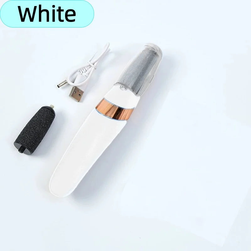 Un appareil de pédicure électrique portable blanc avec une finition argent et cuivre sur fond blanc.